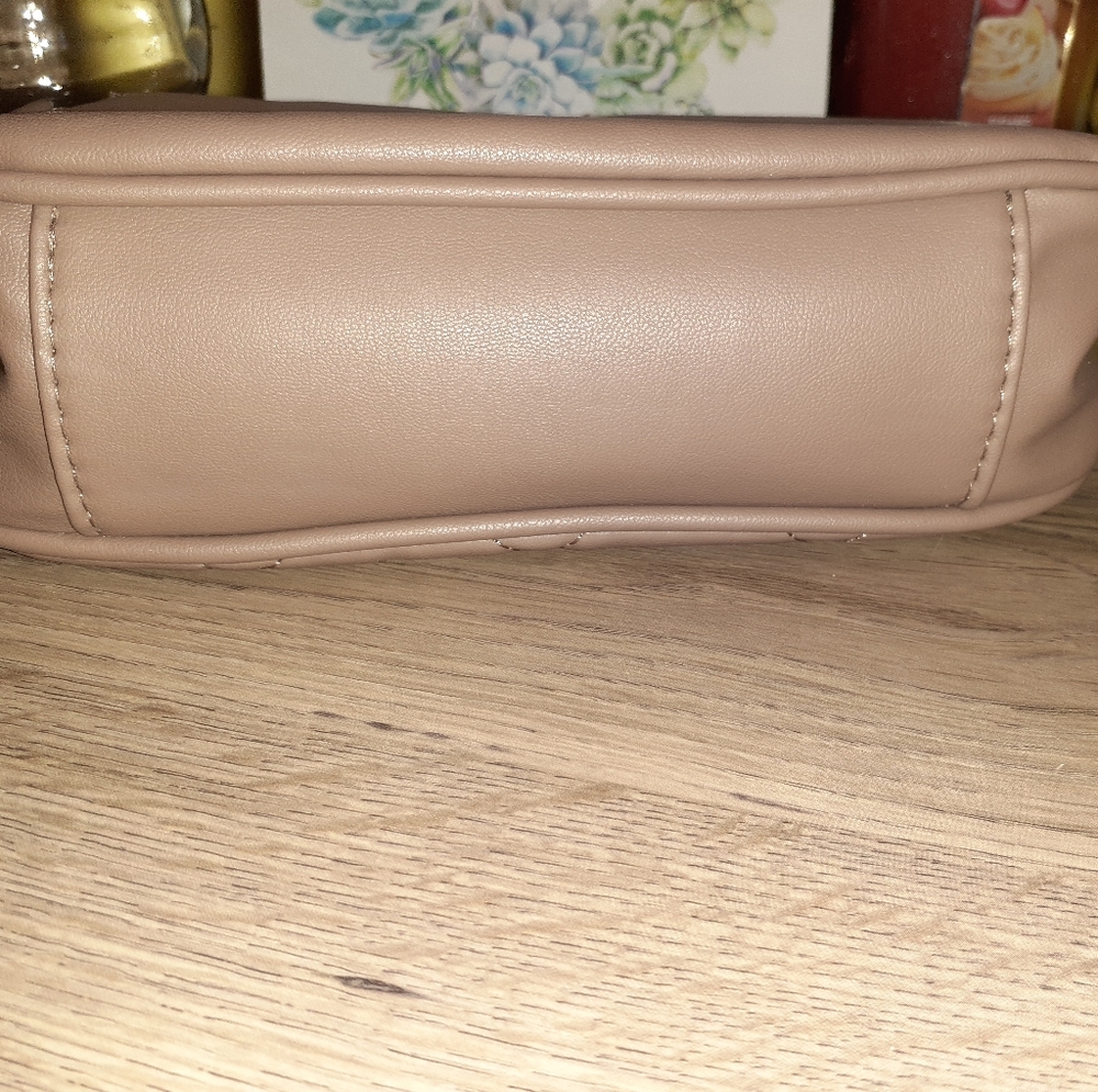 #155 NWOT BEBE Flap Crossbody - Picture 3 of 7